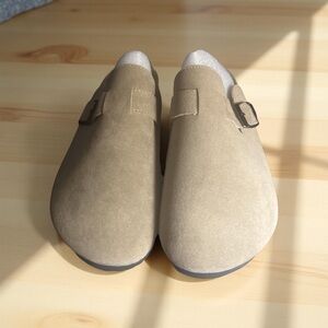 Elegant Beige Slip-On Loafers for Men or Women Size 6.5